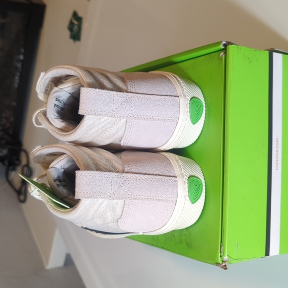 Cariuma (Off-white and Vintage White Suede) 5W - Picture 3 of 6